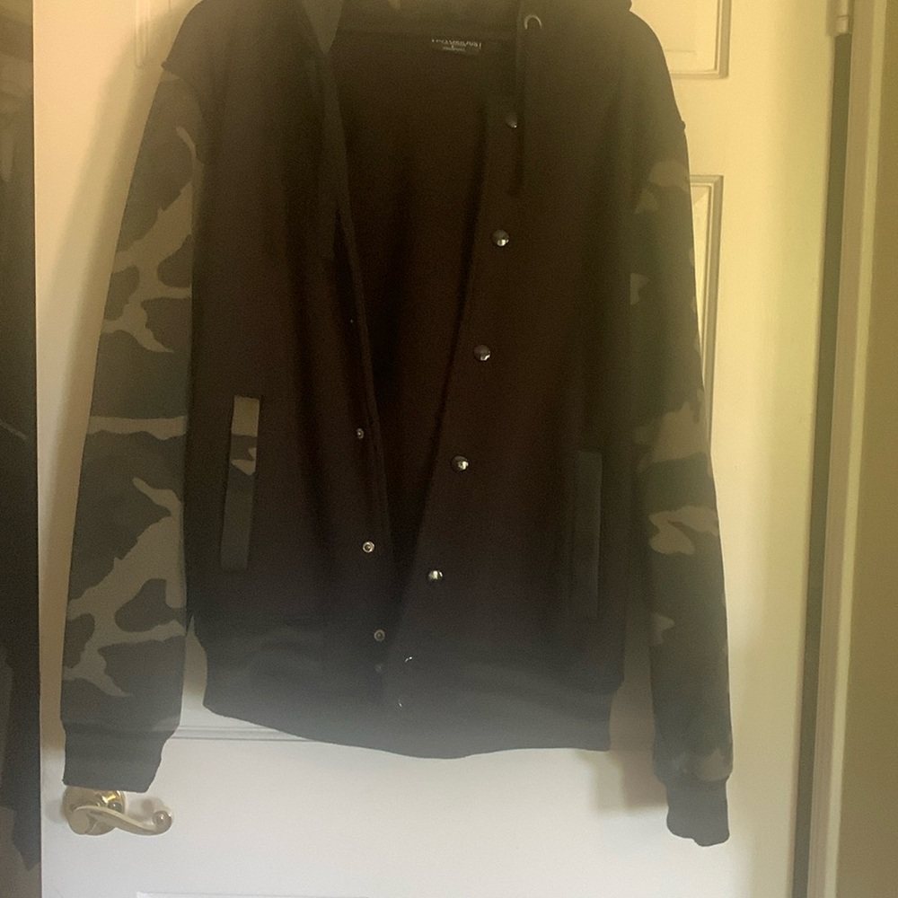 Victorious hoodie jacket with camouflage sleeves and waist.  Size Large.